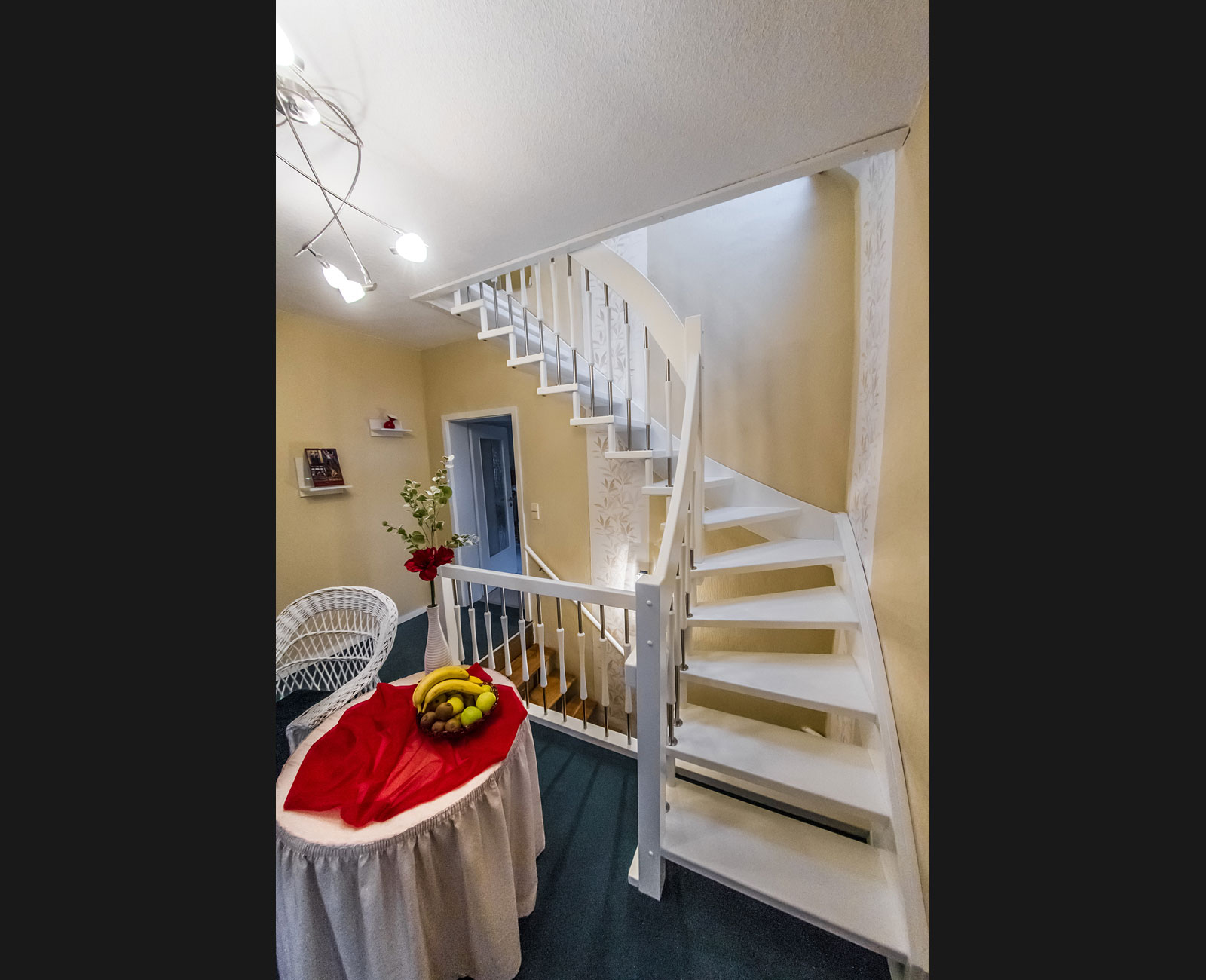 handlaufgetragene Treppe mit Wandwange, weiß lackiert